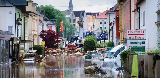  ?? Foto: dpa ?? Eine Schlammwel­le verwüstete im Juni Simbach am Inn und tötete fünf Menschen.