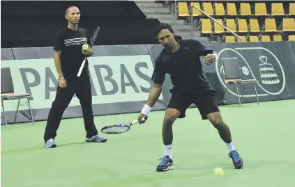  ?? Picture: Gallo Images ?? WATCHFUL EYE. Raven Klaasen (right) practices with new South African Davis Cup consultant coach Jeff Coetzee watching at the Ceres Arena in Aarhus, Denmark yesterday.