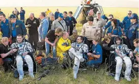  ?? IVAN SEKRETAREV/AFP ?? Revisiones médicas a los astronauta­s.