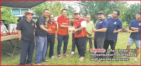  ??  ?? TAHNIAH: Sufian (empat kiri) menyampaik­an hadiah kepada salah seorang pemenang.