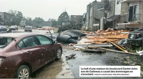  ?? PHOTO COURTOISIE, PHILIPPE DENAULT ?? Le toit d’une maison du boulevard Daniel-Johnson de Gatineau a causé des dommages en s’envolant.