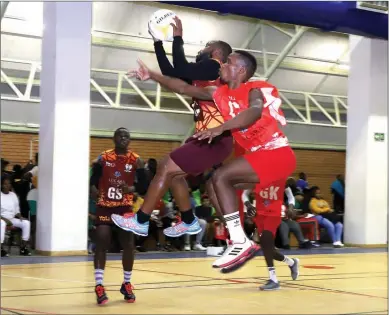  ?? PIC: KENNEDY RAMOKONE ?? Up and away: Netball games were completed despite the earlier challenges