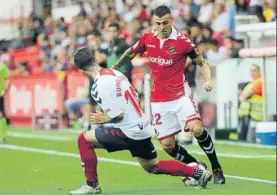  ?? FOTO: VICENÇ LLURBA ?? Abraham intenta un regate ante Rubén García durante el Nàstic-Osasuna