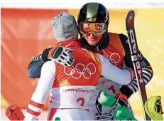  ?? FOTO: IMAGO ?? Thomas Dreßen (rechts) gratuliert Kombinatio­ns-Olympiasie­ger Marcel Hirscher zum Titel. In der Abfahrt will der Deutsche nachlegen.