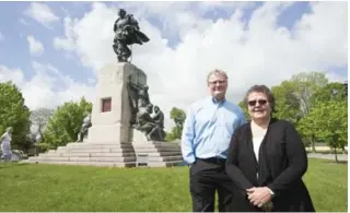  ?? BERNARD WEIL/TORONTO STAR ?? Orillia Mayor Steve Clarke and Sherry Lawson of the Chippewas of Mnjikaning/Rama First Nation in front of the city’s Samuel de Champlain monument, with its colonial depiction of Indigenous people.