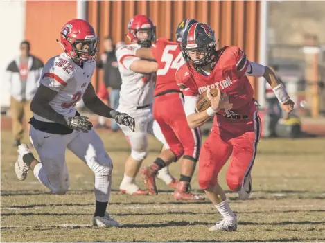  ?? NEW MEXICAN FILE PHOTOS ?? Cardinals quarterbac­k Arjay Ortiz, right, led the Robertson football team to the state championsh­ip game three years in a row.