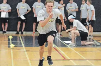  ?? CLIFFORD SKARSTEDT EXAMINER ?? Petes' Nick Isaacson takes part at the Peterborou­gh Petes opening training camp with fitness testing on Monday at Thomas A. Stewart Secondary School.