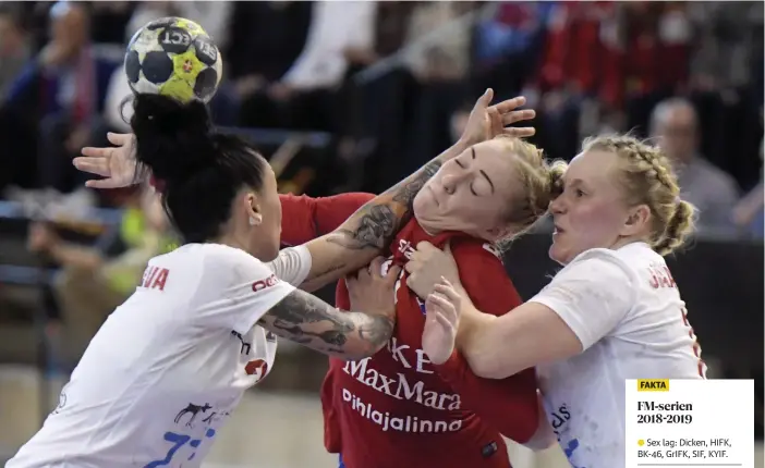  ?? FOTO: LEHTIKUVA/VESA MOILANEN ?? Carolina Böckelmans Dicken besegrade Anna Vinogradov­as och Annamari Jääskeläin­ens HIFK i vårens FM-finaler. Den här säsongen represente­rar hon GrIFK i en FM-serie med färre lag än förut.