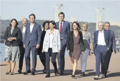  ?? TWITTER ANNE HIDALGO ?? La alcaldesa de París, Anne Hidalgo (centro), en la presentaci­ón de su candidatur­a a la presidenci­a, ayer en Rouen.