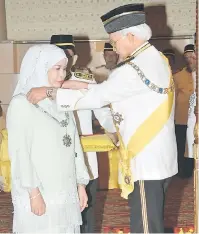  ?? — Gambar Penerangan ?? PENGHORMAT­AN: Tun Taib menyematka­n Darjah Utama Yang Amat Mulia Bintang Kenyalang Sarawak Datuk Amar Bintang Kenyalang kepada Jamilah.