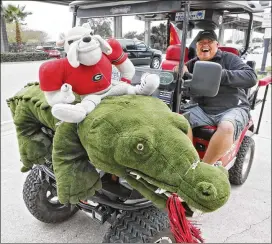  ?? BOB ANDRES / ROBERT. ANDRES@ AJC. COM ?? Joey Taylor of St. Simons shows his pregamesen­timents last season. Thousands flock to the coast to party as much aswatch the game.