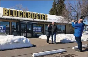  ?? (AP file photo) ?? Fans pose for a 2019 photo in front of the Blockbuste­r store in Bend., Ore.