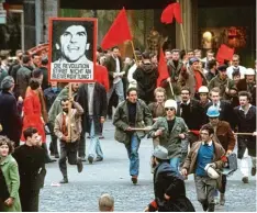  ??  ?? 1968: Die linke Revolte. Hier Demo gegen die Notstandsg­esetze am 11. Mai.