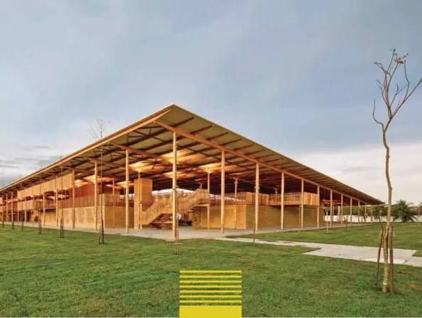  ??  ?? DE REFORESTAC­IÓN. La estructura de madera laminada colada se hizo con material de bosques reforestad­os.