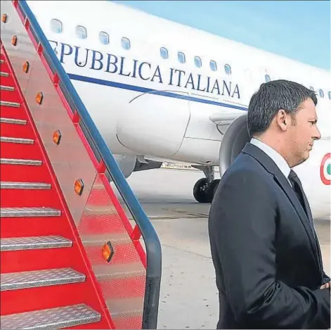  ??  ?? Mateo Renzi y Carles Puigdemont conversan en la pista del aeropuerto de Reus