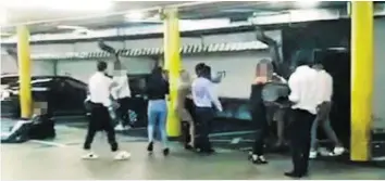  ??  ?? Szene aus dem Video: Beim Trischli kam es zu Gewaltszen­en. LESER-REPORTER Sehen Sie das Video der Prügelei auf 20minuten.ch