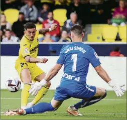  ?? FOTO: EFE ?? Unai Simón detiene un balón ante Yeremy Pino