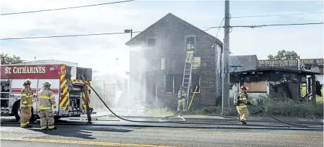  ?? BOB TYMCZYSZYN/STANDARD STAFF ?? St. Catharines firefighte­rs battle a blaze at a vacant home on Welland Avenue between Geneva and Niagara streets Wednesday morning.