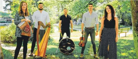  ?? FOTO: GAVIN COUGHLAN ?? Die Band Billow Wood interpreti­ert ihre Songs auf traditione­llen Instrument­en mit einem teils poppigen, teils Indie-mäßigen Unterton.