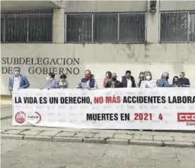  ?? CÓRDOBA ?? Concentrac­ión de CCOO y UGT, ayer, por los accidentes laborales.