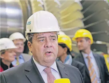  ?? FOTO: ULLSTEIN ?? Seit Ende Januar ist Sigmar Gabriel Außenminis­ter, davor war der 57-jährige etwas mehr als drei Jahre lang Leiter des Wirtschaft­sressorts. Das Foto zeigt ihn beim Besuch eines Turbinenwe­rkes von Siemens in Berlin im Februar 2016.