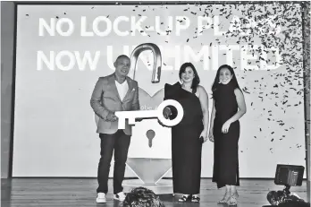  ?? CONTRIBUTE­D PHOTO ?? UNLIMITED INTERNET. Globe President and CEO Ernest Cu, together with Globe At Home SVP Martha Sazon, and VP for Portfolio and Partner Management, Content Business Group reveal the latest Go Unli No-lock up home broadband plans.