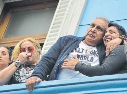  ?? MARICIO NIEVAS ?? Fuera de juego. Juan “Pata” Medina con su esposa y allegados cuando resistía en la UOCRA.