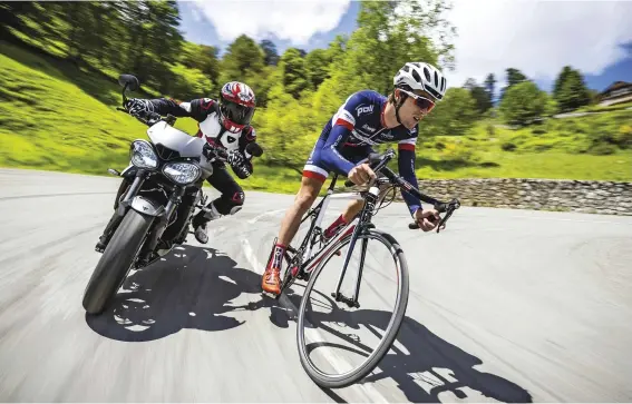  ??  ?? ➊ Sur son vélo tout en carbone qui pèse moins de 7 kg, Maxence, en position de recherche de vitesse, a tapé des pointes à plus de 80 km/h lors de la descente de col. Impression­nant ! ➋ La seule protection portée par Maxence est ce demi-casque, une...