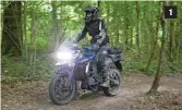  ??  ?? 1 Ces passages en sous-bois sur une piste dégagée conviennen­t mieux aux Tiger que les sentiers étroits et accidentés. 2 Le dénivelé ne paraît pas bien méchant comme ça, mais pour un motard qui l’aborde pour la première fois avec sa moto, ça...