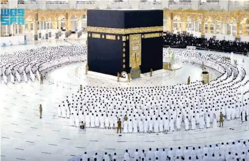  ?? Reuters ?? Pilgrims perform the Fajr prayer without social distancing at the Grand Mosque in Makkah on Sunday.