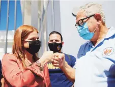  ??  ?? REUNIÓN POSITIVA. La secretaria de la Gobernació­n, Noelia García, se reunió con José Tirado, presidente del Sindicato de Bomberos Unidos de Puerto Rico.