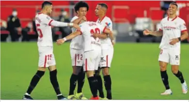  ??  ?? En-Nesyri, Koundé, Fernando y Diego Carlos acuden a felicitar a Acuña tras su decisivo gol.