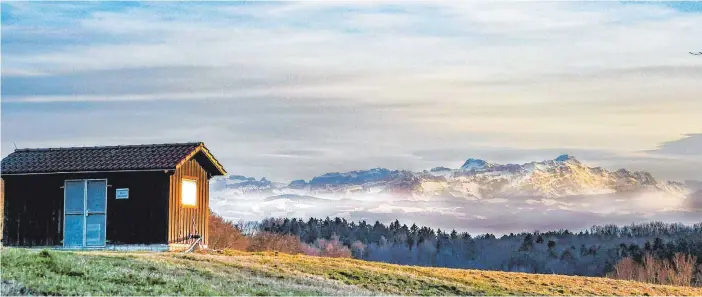  ?? FOTOS: RALF SCHÄFER ?? Arbeitspla­tz mit Aussicht: So sieht es am höchsten Punkt der Raderacher Deponie aus.