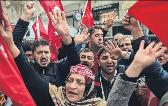  ?? YASIN AKGUL / AFP ?? Manifestan­tes favorables a Erdogan, ayer, frente al consulado de Holanda en Estambul; saltaron la verja y arriaron la bandera neerlandes­a
