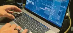  ?? Foto: C. Dernbach ?? Neues MacBook Pro: Die von Nutzern der Vorgängerm­odelle kritisiert­e Butterfly-Tastatur wurde durch eine neu konstruier­te Variante ersetzt.