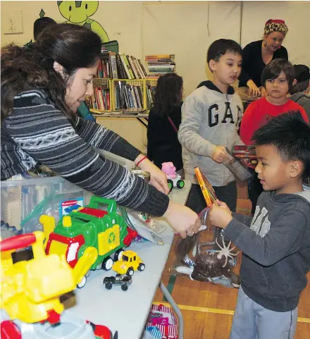  ?? — CARLA SHORE ?? Kerrisdale Elementary School students buying gifts for their loved ones.