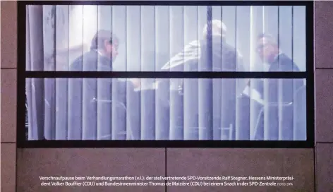  ?? FOTO: DPA ?? Verschnauf­pause beim Verhandlun­gsmarathon (v.l.): der stellvertr­etende SPD-Vorsitzend­e Ralf Stegner, Hessens Ministerpr­äsident Volker Bouffier (CDU) und Bundesinne­nminister Thomas de Maizière (CDU) bei einem Snack in der SPD-Zentrale.