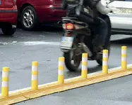  ??  ?? ScooterPer alcuni le dimensioni dei nuovi divisori del traffico sarebbero un pericolo per moto e motorini (foto Proto)