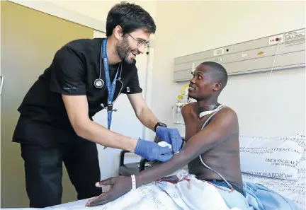  ?? Picture: Esa Alexander ?? Intern Morné Kahts chats in Xhosa with Groote Schuur patient Lucky Felisono.