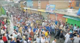  ?? WASEEM ANDRABI / HT PHOTO ?? The funeral procession of slain editorinch­ief of Srinagarba­sed newspaper Rising Kashmir, Shujaat Bukhari, at Kreeri, some 40 km north of Srinagar, on Friday.