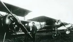  ??  ?? ■ Leutnant Werner Voss and Archduke Carl Albrecht of Austria during the latter’s visit to Jasta 10’s airfield in September 1917. A debate has raged for decades as to whether the cowling was dark green or possibly yellow. While green has become the accepted interpreta­tion, one should keep in mind that Jasta 10’s Staffel colour was chromium yellow and all aircraft (including the Pfalz fighters on this photo) had spinners and front cowlings painted that way. It seems odd that the commander of the Jasta should choose a different colour. A warm-yellow (with large amounts of red pigment) as well as dark green appear virtually identical on orthochrom­atic film.