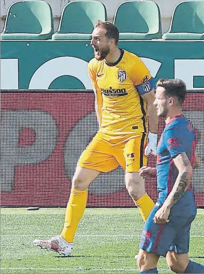  ?? FOTO: EFE ?? Jan Oblak, celebrando que el penalti del Elche se había, ido al palo cuando todo parecía en contra del Atlético