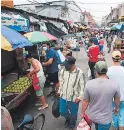  ?? FOTO: EMILIO FLORES ?? en los mercados se comete el mayor desacato al toque de queda.