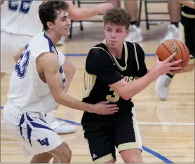  ?? PILOT PHOTOS/RUDY MARQUEZ ?? FAR LEFT: Laville’s Leyton Czarnecki puts in a reverse layup.
ABOVE: Argos’ Michael Richard (3) looks for a teammate while closely guarded by Laville’s Andrew Dill (23).