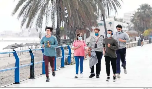  ?? MARILÚ BÁEZ ?? Varios corredores y peatones deambulan por uno de los paseos marítimos de Málaga capital.