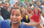  ?? SUBHANKAR CHAKRABORT­Y/HT PHOTO ?? ▪ A man holds up his bloodstain­ed palm during the police lathicharg­e on protesters. AFTER HIGH COURT’S DIRECTIVE TO CBI