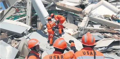  ?? Picture: EPA-EFE ?? CLEAN-UP. Indonesian rescuers work on the collapsed Roa Roa hotel as they try to find survivors in Palu, central Sulawesi, Indonesia, yesterday.