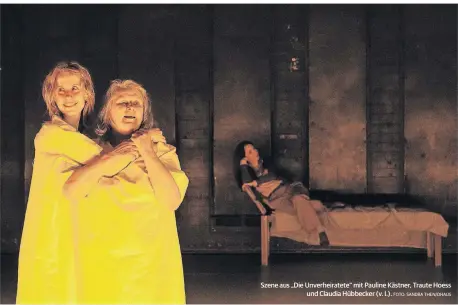  ?? FOTO: SANDRA THEN/DHAUS ?? Szene aus „Die Unverheira­tete“mit Pauline Kästner, Traute Hoess
und Claudia Hübbecker (v. l.).