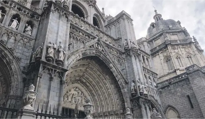  ?? Fotos: Sophia Lange, Encarna Albiol ?? Die fünfschiff­ige Kathedrale Santa María beinhaltet auch Werke des Spätrenais­sance-Malers El Greco.