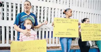  ??  ?? ► Familiares de pacientes de un hospital en Caracas exigen medicinas.